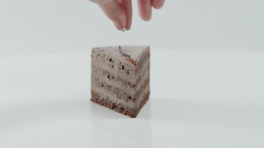 İnsan eli şekerlemeler inci kek üzerine koymak