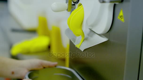 La máquina derrama helado amarillo — Vídeos de Stock