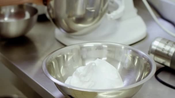 Белые взбитые сливки в миске — стоковое видео