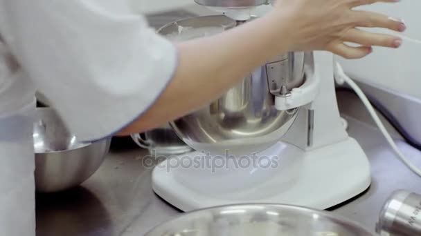 混合奶油的过程 — 图库视频影像