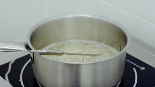 Kochender Zuckersirup in der Silberschüssel — Stockvideo