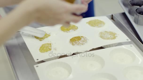 Der Prozess der Kuchenherstellung — Stockvideo