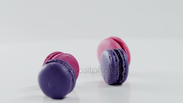 Różowe i fioletowe macarons są odnawialne na jednej stronie — Wideo stockowe