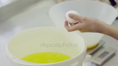 El sonları yumurta ve bir krem yapmak için protein sarısını ayırın