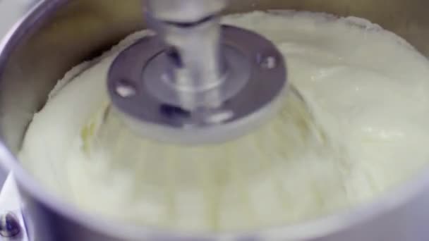 Ostorozó tejszín fém tálban elektromos keverő gép — Stock videók