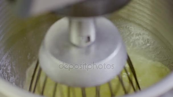 La máquina mezcladora está batiendo la crema, haciendo movimientos circulares , — Vídeo de stock