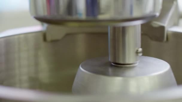 Mixer machine is slagroom de, cirkelvormige bewegingen, vergrote weergave doen — Stockvideo