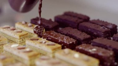 Çikolata sır ile kek kaplama işlemi