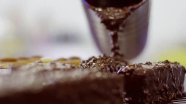 Çikolata sır ile kek kaplama işlemi