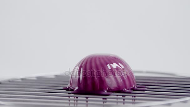 Cake is covered with violet glaze — Stock Video