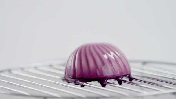 Cake is covered with violet glaze — Stock Video