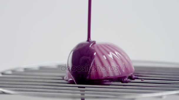 Processen för att täcka tårtor med violett mirror glaze — Stockvideo