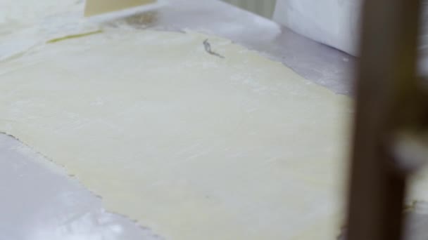 Mujer cortar los bordes de la masa — Vídeos de Stock