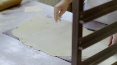 Kadın hamur beyaz masaya dönüyor