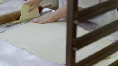 Kadın el hamur kenarları kesilmiş