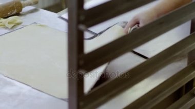 Kadın el hamur kenarları kesilmiş