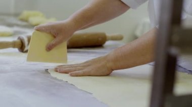 Kadının hamur kenarları kesip