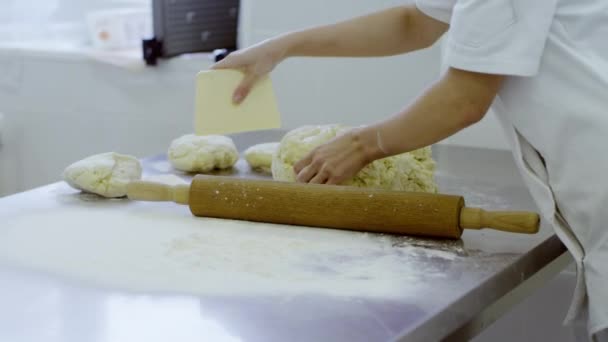 Женщина разрезала тесто на несколько частей вид сбоку — стоковое видео