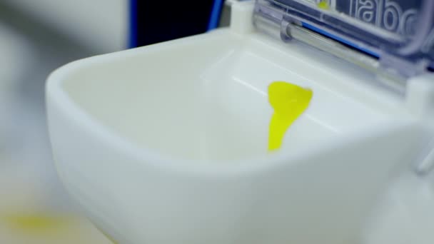 Sárga színű folyadék önti a gép zár megjelöl kilátás — Stock videók