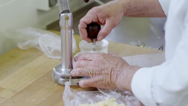 Vrouwelijke hand maken een speciale vorm voor deeg — Stockvideo
