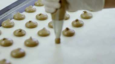 Yapım süreci, kadınların el hamur sıkma Macaron