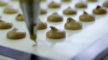 Kadın el sıkma hamur, yakından görmek