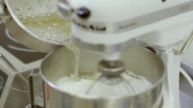 Özel makine ile krem şanti şeker karıştırma