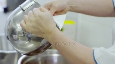 Kadın krem şanti hamur ekler.