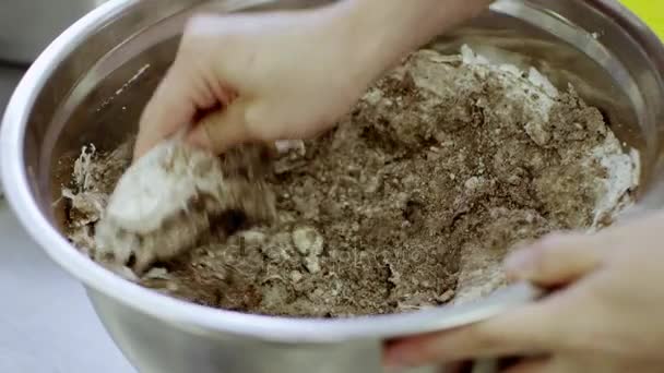 Kvinna hand knådar degen för macarons — Stockvideo