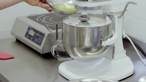 Процесс смешивания крема — стоковое видео