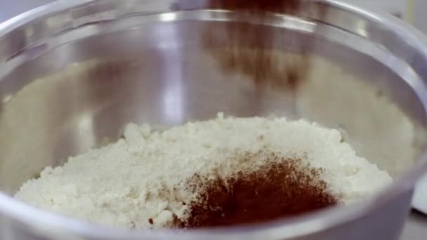 女性の手は、小麦粉にココア パウダーを追加します — ストック動画