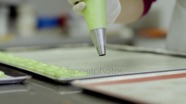 Processo de fazer macarons verdes — Vídeo de Stock