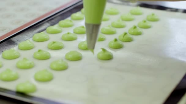 Processo de fazer macarons verdes à mão da mulher — Vídeo de Stock