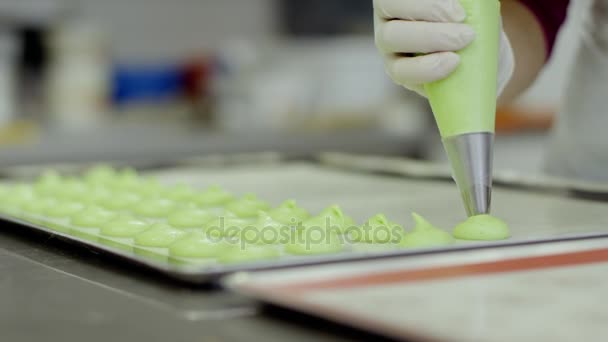 De samendrukking van de vrouw hand het deeg te maken macarons — Stockvideo