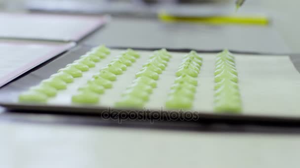 Prozess der Herstellung grüner Macarons von Frauenhand — Stockvideo