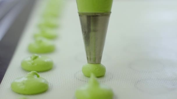 Proces tvorby zelených macarons žena rukou, detailní zobrazení — Stock video