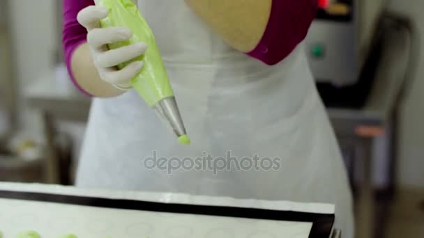 Woman squeezes the macarons dough on the measuring plate — Stock Video