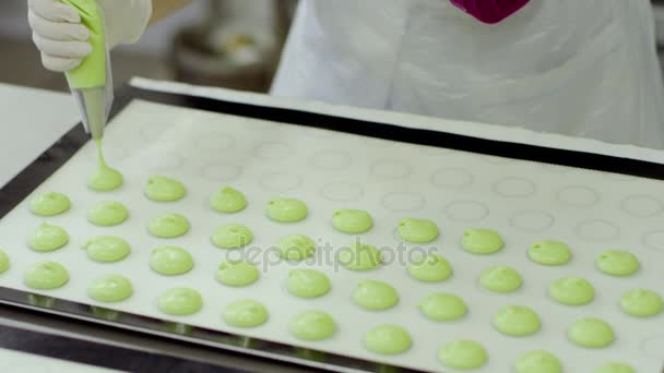 Mujer aprieta la masa macarons en la placa de medición — Vídeo de stock