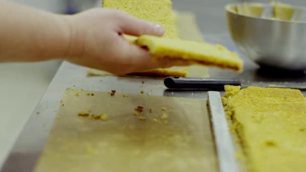 Процесс приготовления желтого торта — стоковое видео