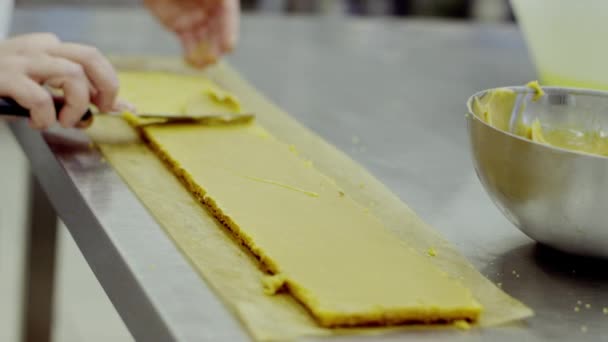 Процесс приготовления желтого торта — стоковое видео