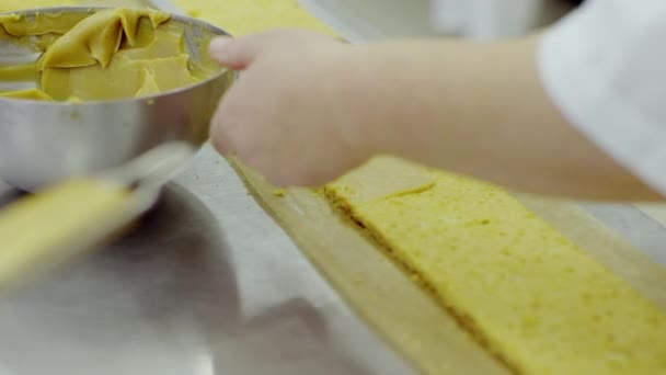 Der Prozess der Herstellung von Yellow Cake Rückseite — Stockvideo