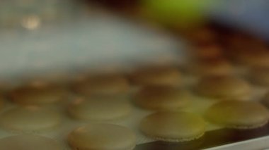 Macarons yakından görmek profesyonel bir fırında pişirme