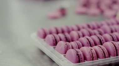 İnsan eli macarons plastik ambalaj içinde taşır.