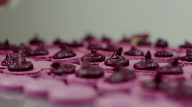 Bazı pembe macarons yarım krem ile kaplı