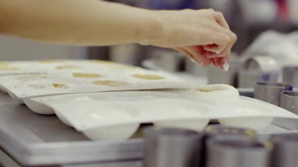 Het proces van het maken van taarten — Stockvideo