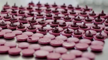 Bazı pembe macarons yarım krem ile kaplı