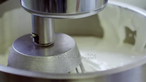 Chicoteamento de creme em tigela de metal com máquina misturadora elétrica — Vídeo de Stock