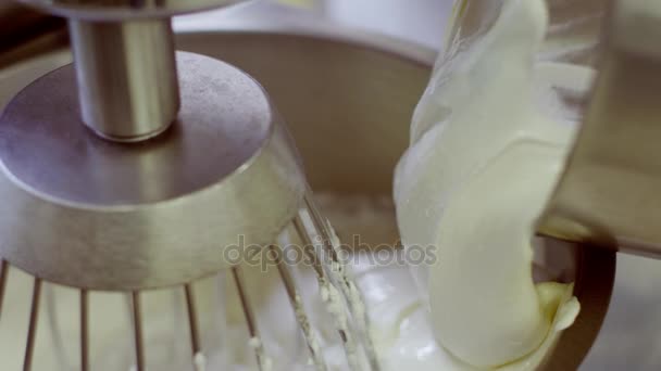 Preparación de nata batida — Vídeo de stock