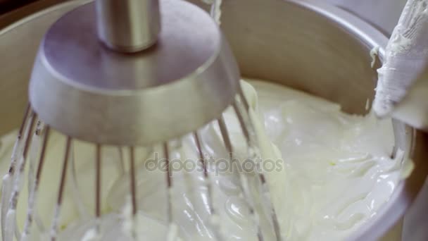 鲜奶油的制备 — 图库视频影像