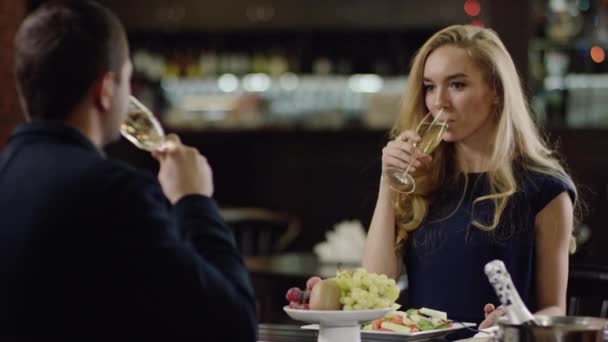 Liebhaber trinken Champagner im Restaurant — Stockvideo